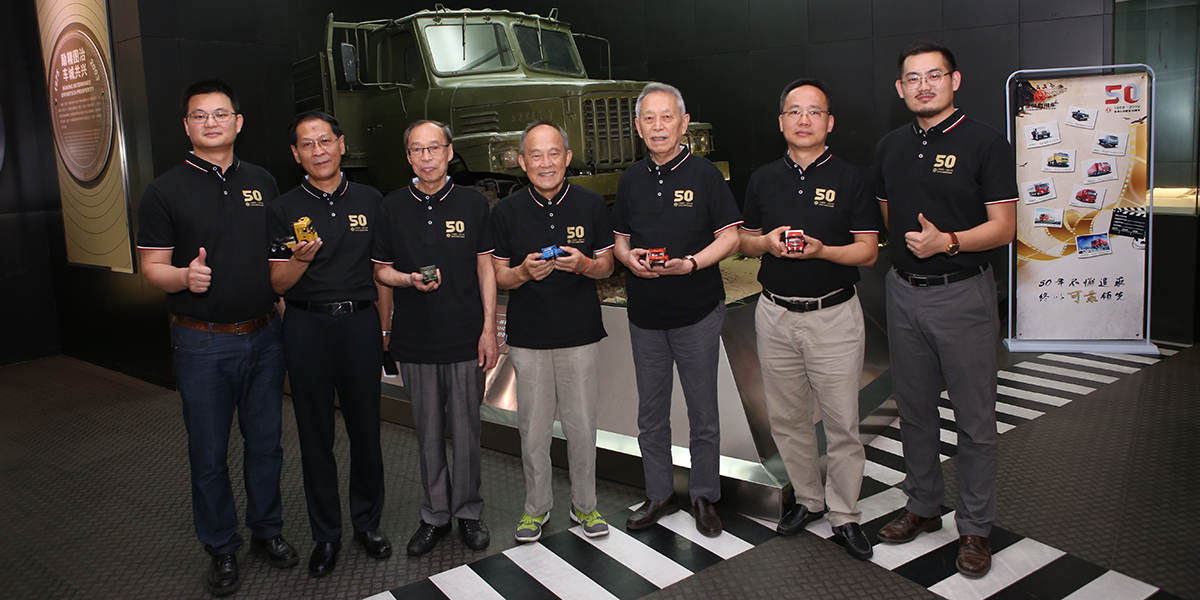 十堰博物馆三代彩神8争霸人合影